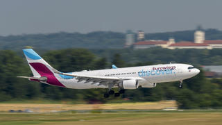 Der Eurowings Discover Airbus A330-203 mit dem Luftfahrzeugkennzeichen D-AXGB ist im Landeanflug auf München