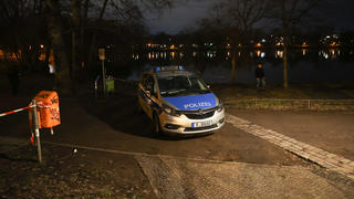 27.02.2023, Berlin: Ein Fahrzeug der Polizei steht am Ufer des Weißen Sees in Berlin-Pankow. Am Ufer des Sees sollen in den Abendstunden zwei Leichen gefunden worden sein. Die Kriminalpolizei sei für Ermittlungen vor Ort, teilte die Polizei mit. Foto: Jörg Carstensen/dpa +++ dpa-Bildfunk +++