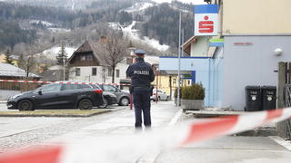 27.02.2023, Österreich, Trieben: Absperrband hängt vor der obersteirischen Polizeiinspektion Trieben (Bezirk Liezen). Hier hatte ein österreichischer Polizist laut Behördenangaben einen Kollegen mit einer Schusswaffe tödlich getroffen. (zu dpa "Österreichischer Polizist erschossen - Kollege festgenommen") Foto: Erwin Scheriau/APA/dpa +++ dpa-Bildfunk +++