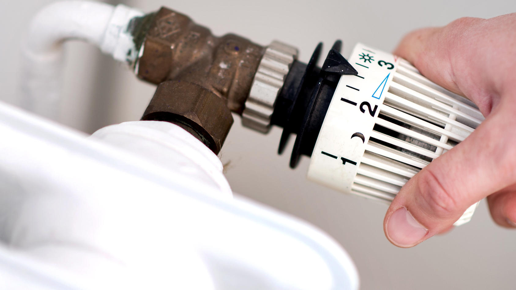 ARCHIV - 07.03.2019, Niedersachsen, Hannover: ILLUSTRATION - Eine Frau dreht am Thermostat einer Heizung. (Zu dpa: «Einmalzahlung für Studierende: Über 260 000 Anspruchsberechtigte») Foto: Hauke-Christian Dittrich/dpa +++ dpa-Bildfunk +++