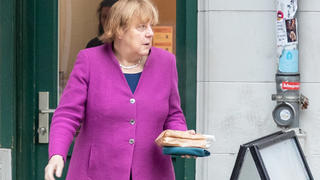 SONDERKONDITIONEN: MINDESTHONORAR: *EXCLUSIVE*Angela Merkel holt sich auf dem Weg ins Büro bei Wiener Brot in der Tucholskystraße in Berlin-Mitte ihr Frühstück.
