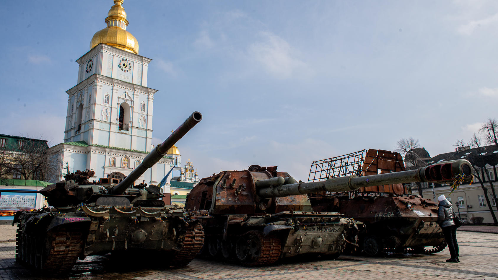 Drei kaputte russische Panzer vor dem St. Michaelskloster in Kiew