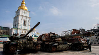 Drei kaputte russische Panzer vor dem St. Michaelskloster in Kiew