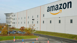 ARCHIV - 28.02.2023, Brandenburg, Brieselang: Die Außenaufnahme zeigt das Amazon Logistikzentrum bei Berlin. Der weltweit größte Online-Versandhändler Amazon hat erstmals die Schließung eines großen Logistikzentrums in Deutschland angekündigt. Der US-Konzern will das Logistikzentrum in Brieselang nahe Berlin schließen, wie ein Unternehmenssprecher bestätigte. (zu dpa: «Amazon schließt Logistikzentrum Brieselang nahe Berlin») Foto: Bernd Settnik/dpa-Zentralbild/dpa +++ dpa-Bildfunk +++