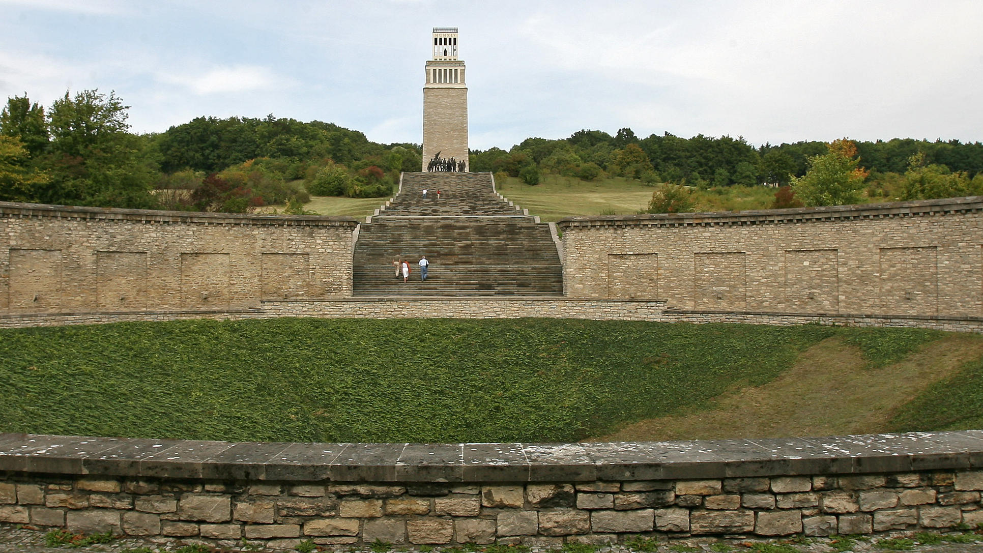 Die Gedenkstätte des früheren KZ Buchenwald mit dem Glockenturm und der Cremer-Plastik, aufgenommen am Mittwoch (10.09.2008) bei Weimar. Vor 50 Jahren im September 1958 wurde die Nationale Mahn- und Gedenkstätte Buchenwald mit einem Staatsakt der DDR