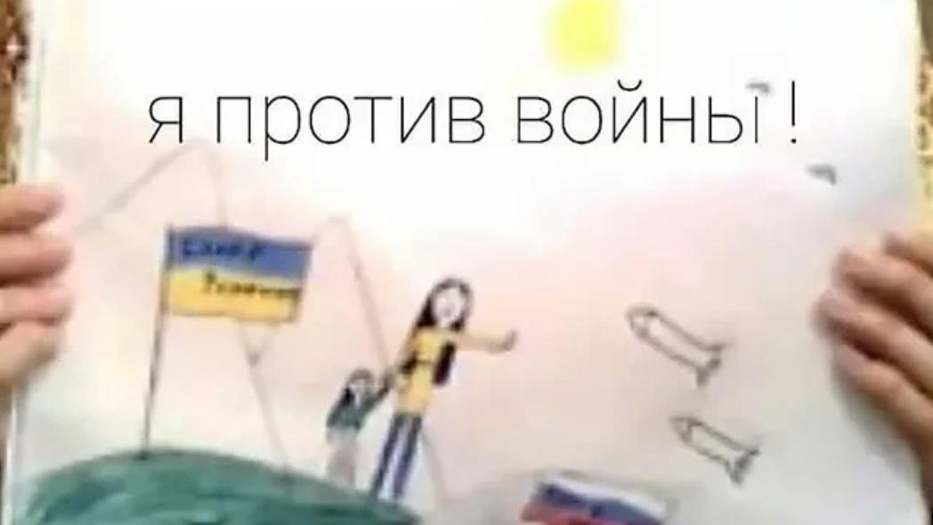 Weil Mascha dieses Anti-Kriegs-Bild malte, wurde ihr Vater in Russland festgenommen.
