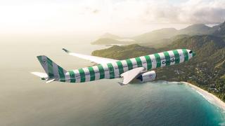 Ein Flugzeug vom Typ Airbus 330neo der Fluggesellschaft Condor fliegt über die Seychellen.