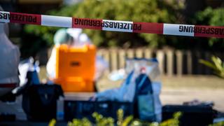 28.02.2023, Niedersachsen, Bramsche: Ein Flatterband der Polizei hängt am Tatort. Nach den Schüssen vor einer Schule in Bramsche bei Osnabrück ist ein 16-Jähriger laut Staatsanwaltschaft an seinen schweren Verletzungen gestorben. Der Jugendliche war am Dienstagmorgen in Bramsche von einem 81-Jährigen durch Schüsse lebensgefährlich verletzt worden. (zu dpa 16-Jähriger nach Schüssen in Bramsche gestorben) Foto: Sina Schuldt/dpa +++ dpa-Bildfunk +++