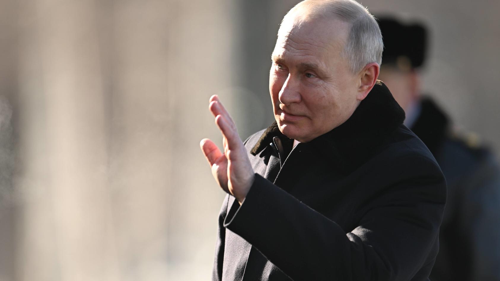 Russia Putin Fatherland Defender Day 8376427 23.02.2023 Russian President Vladimir Putin attends a wreath-laying ceremony at the Eternal Flame and the Unknown Soldier s Grave in the Alexander Garden during an event marking Defender of the Fatherland 