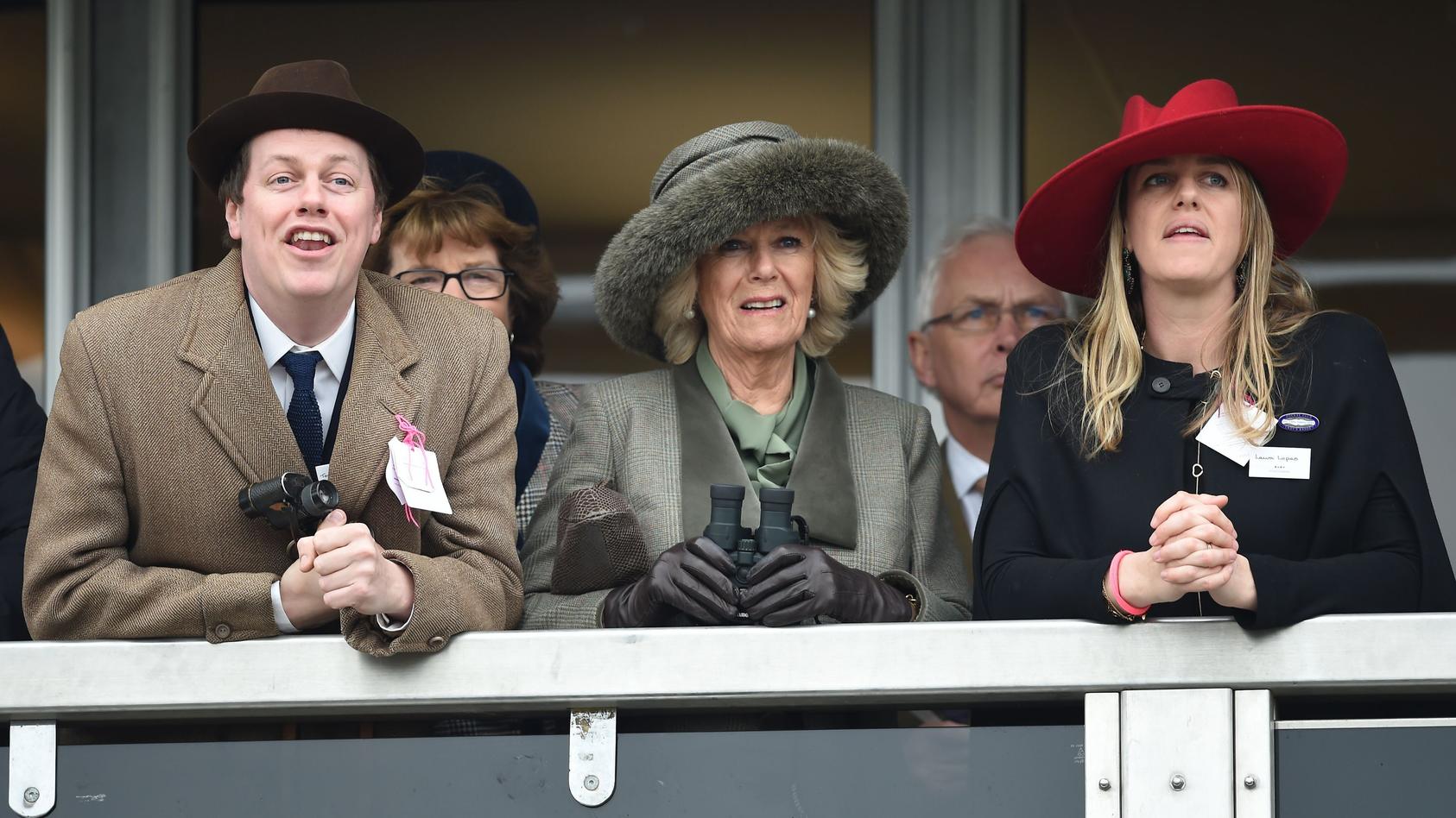 Damals noch Herzogin Camilla (jetzt Königsgemahlin)  mit Sohn Tom Parker-Bowles (links) und Tochter Laura Lopes (rechts) beim Cheltenham Festival im März 2015.