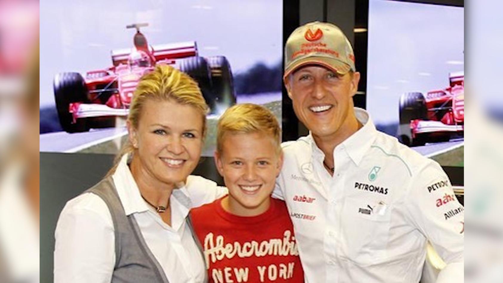 mick-schumacher-mit-papa-michael-und-mama-corinna