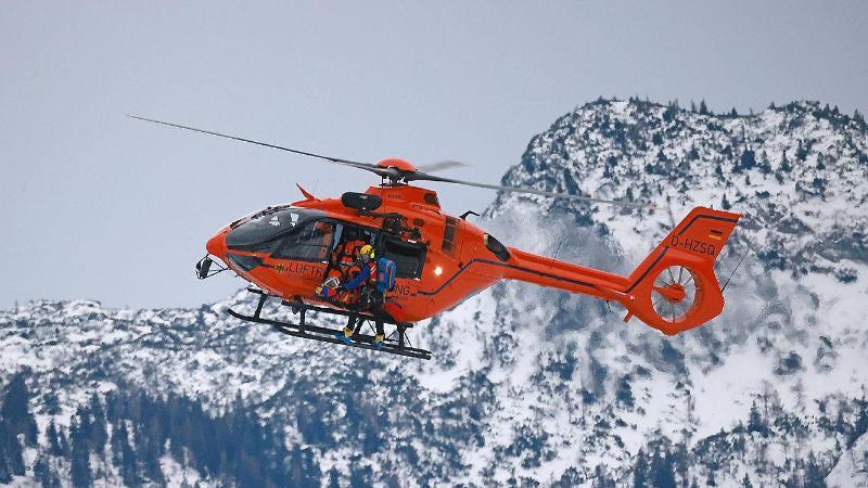 Ein Rettungshubschrauber ist nach einem Lawinenunglück im Einsatz