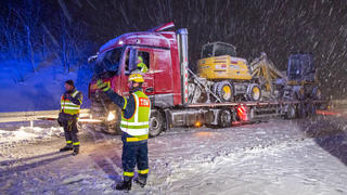 230225WintereinbruchTeil2 News ID: EN 23-02-25-2 Wintereinbruch sorgt fÃ¼r Chaos auf StraÃŸen und Autobahnen Hartenstein. Langanhaltende SchneefÃ¤lle haben im Erzgebirge am Samstag fÃ¼r UnfÃ¤lle und Verkehrsbehinderungen gesorgt. Betroffen war vor allem der Erzgebirgskreis und der Landkreis Zwickau. SchneefÃ¤lle, die von Norden her in den Freistaat gezogen waren, stauten sich am Erzgebirge und sorgten somit fÃ¼r langanhaltende und ergiebige SchneefÃ¤lle. Dies hatte Auswirkungen auf den StraÃŸenverkehr. So musste die A72 in Richtung Chemnitz, teilweise wegen querstehenden LKW s und GlÃ¤tte gesperrt werden. Zwischen den Anschlussstellen Zwickau-Ost und Hartenstein kamen die Brummis auf Grund von SchneeglÃ¤tte, Steigerungen nicht mehr hinauf. Der Fa