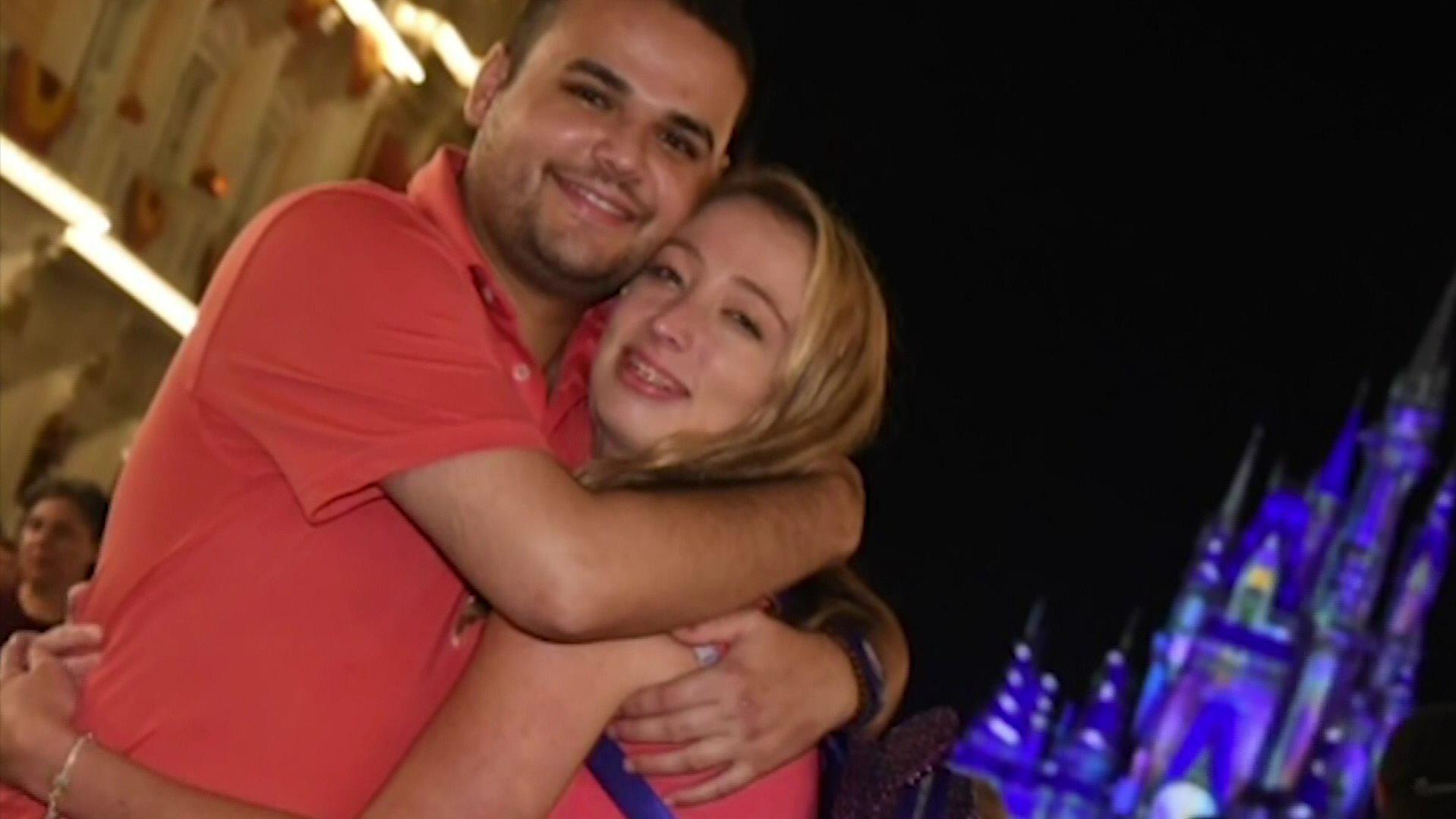 Ein Bild aus glücklichen Tagen - hier kuschelt Dylan mit seiner großen Liebe Casey.
