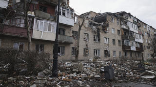 27.02.2023, Ukraine, Bachmut: Blick auf ein zerstörtes Gebäude. Foto: Yevhen Titov/AP +++ dpa-Bildfunk +++