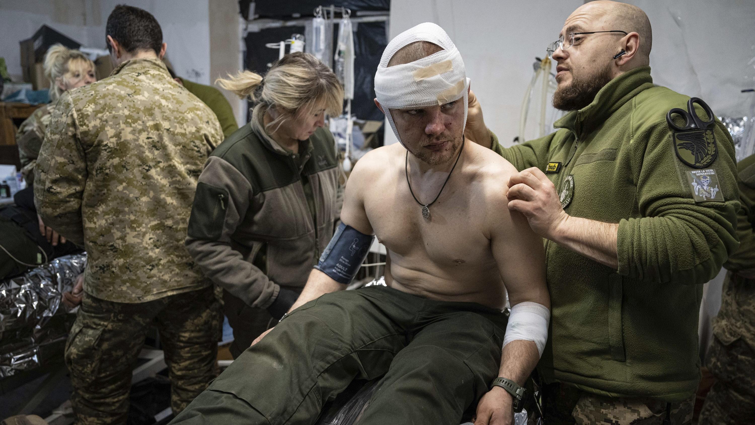 Ein ukrainischer Militärsanitäter behandelt einen verwundeten Kameraden in einem Feldlazarett in der Nähe von Bachmut