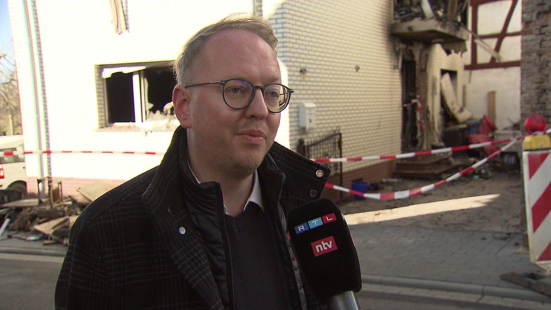Der Licher Bürgermeister Julien Neubert nach dem Brand in Lich.