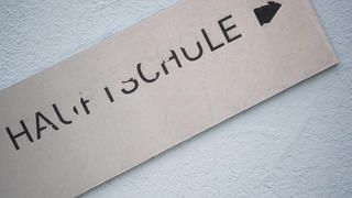 ARCHIV - 16.05.2018, Baden-Württemberg, Plochingen: Ein lädiertes Schild der Grund- und Werkrealschule Plochingen mit der Aufschrift «Hauptschule». Jahr für Jahr beenden in Baden-Württemberg Tausende Jugendliche die Schule, ohne zumindest den Hauptschulabschluss zu bekommen (zu dpa «Tausende Jugendliche in Baden-Württemberg ohne Schulabschluss») Foto: Marijan Murat/dpa +++ dpa-Bildfunk +++
