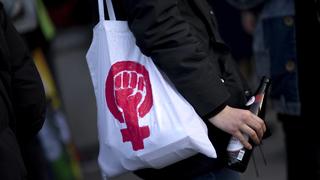  International Woman s Day Berlin DEU, Deutschland, Germany, Berlin, 08.03.2018 Frauen mit Symbol biologisches Zeichen Symbol Frau Frauenpower auf dem Internationalen Frauentag unter dem Motto Feminismus heisst Widerstand und Still loving Feminism, Frauenkampftag 2015 am 8. Maerz in Berlin. Die Demostration fordert die Gleichberechtigung und mehr Rechte von Frauen, die sexuelle Selbstbestimmung und protestiert gegen sexuelle Gewalt an Frauen. Der Frauentag wurde auf Anregung der deutschen Sozialdemokratin ClaraZetkin erstmals am 19. Maerz 1911 in Deutschland und in Nachbarlaendern organisiert. Seit 1921 wird der Frauentag jaehrlich am 8. Maerz gefeiert und hat ueber die metoo Diskussion aktuelle Bedeutung erhalten. Participants with symbol Women s power at the march in protest is in favour of women s rights at the International Woman s Da