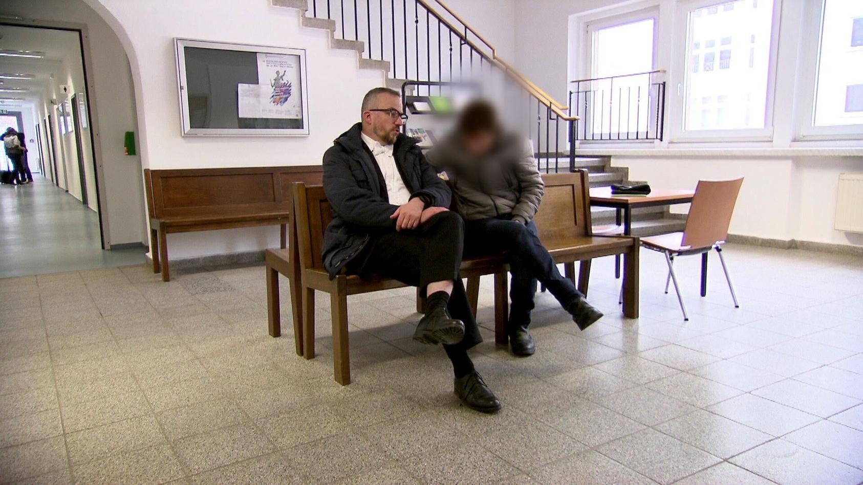 Oliver H. mit seinem Verteidiger im Freiberger Amtsgericht.