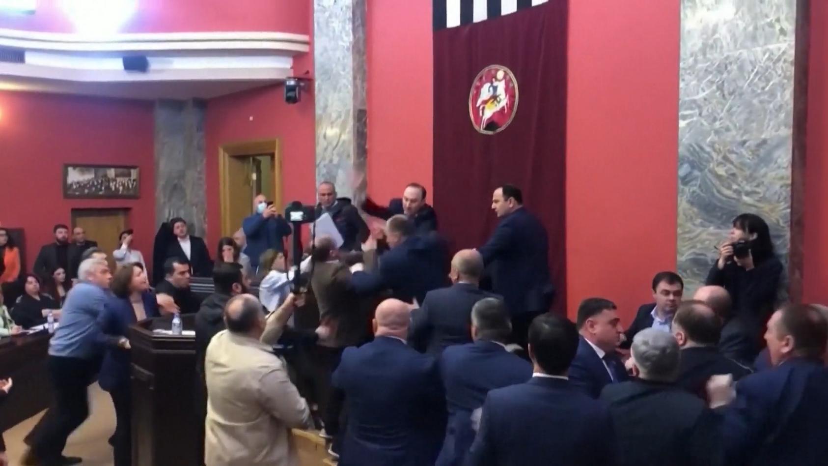 prugelei-im-parlament-faustkampf-um-neues-gesetz