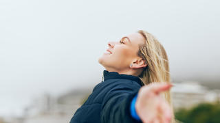 Frau im Wind