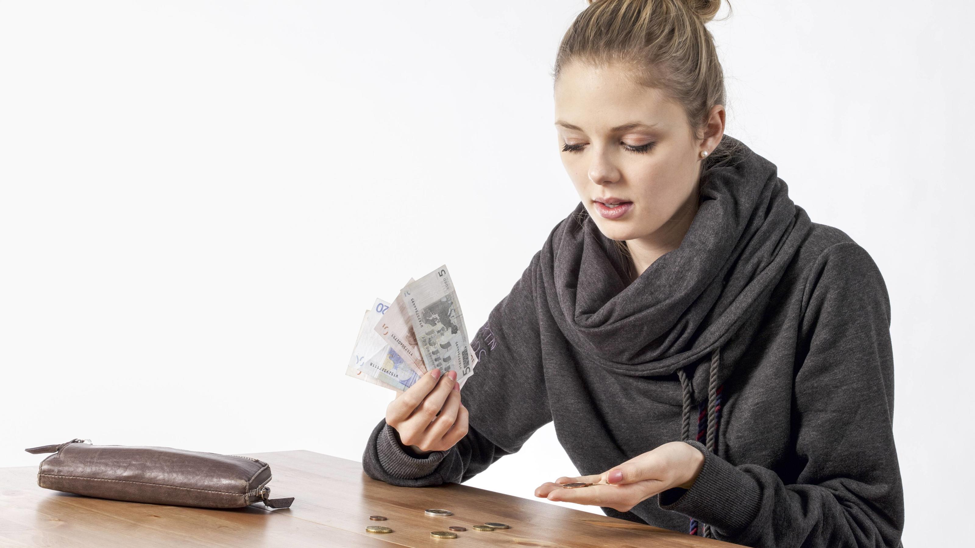  Junge Frau zaehlt Geld model-released Copyright: xMEVx ALLMVMEV113027