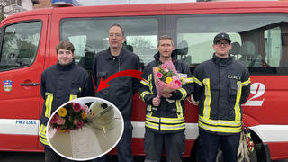 Willkommenen Abwechslung zwischen Bränden und Unfällen: Vier Feuerwehrmänner wurden zu Blumenboten.