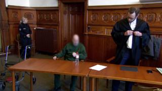 Leiche auf dem Balkon: 64-Jähriger muss sich vor Landgericht Flensburg verantworten.