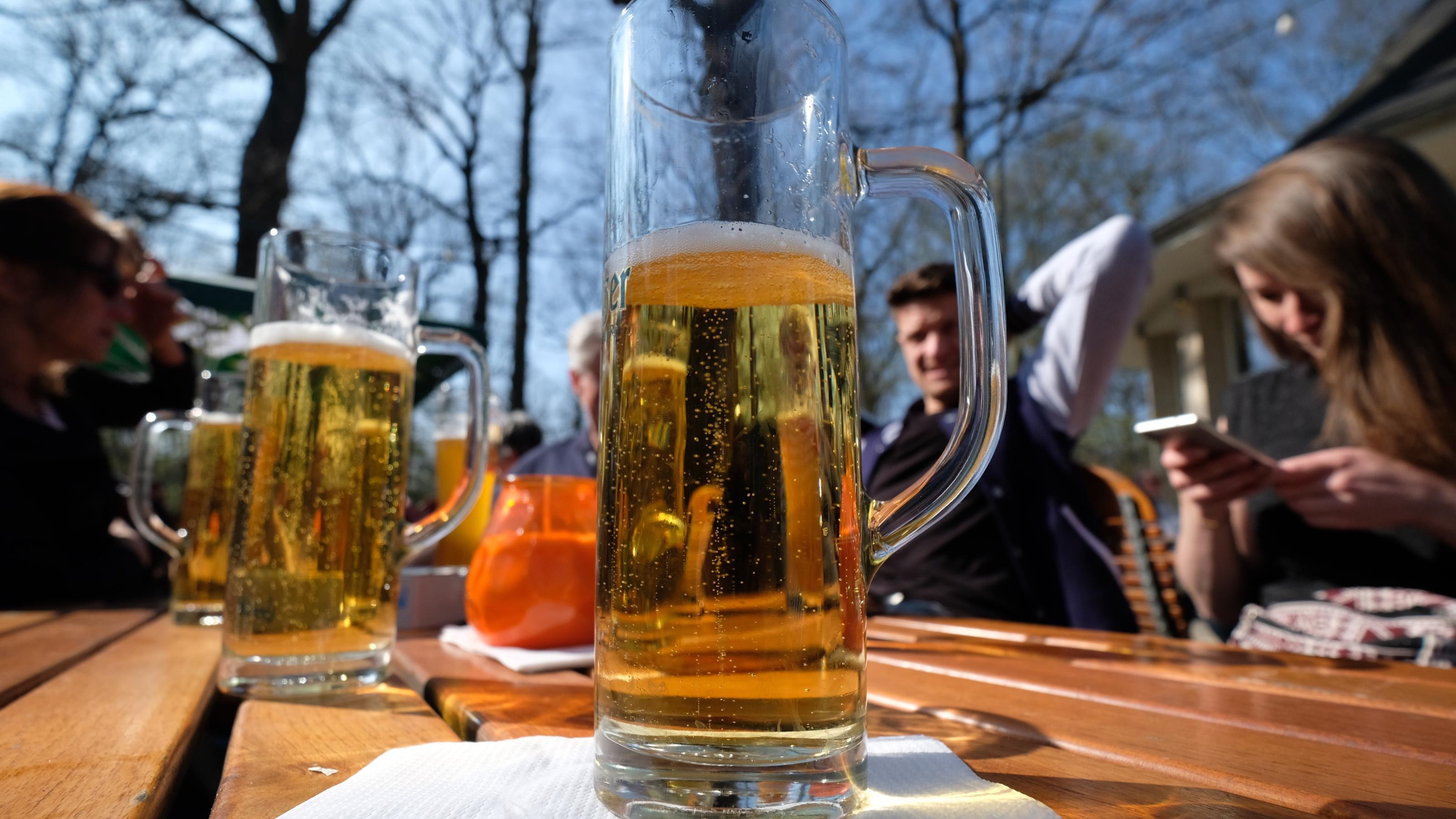 Leipziger und Gäste des Stadt sitzen im Clara Zetkin-Park in einem Biergarten. Der Monat März verabschiedet sich mit Temperaturen um knapp 20 Grad Celsius.