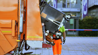 Eine junge Frau wurde in Tschechien von einem Müllwagen zerquetscht.