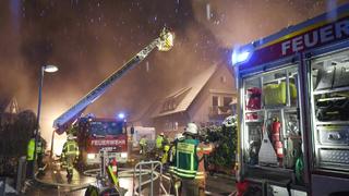 50 Einsatzkräfte der Freiwilligen Feuerwehr Lohmar waren in der Nacht von Dienstag auf Mittwoch im Einsatz, um die Flammen zu löschen.