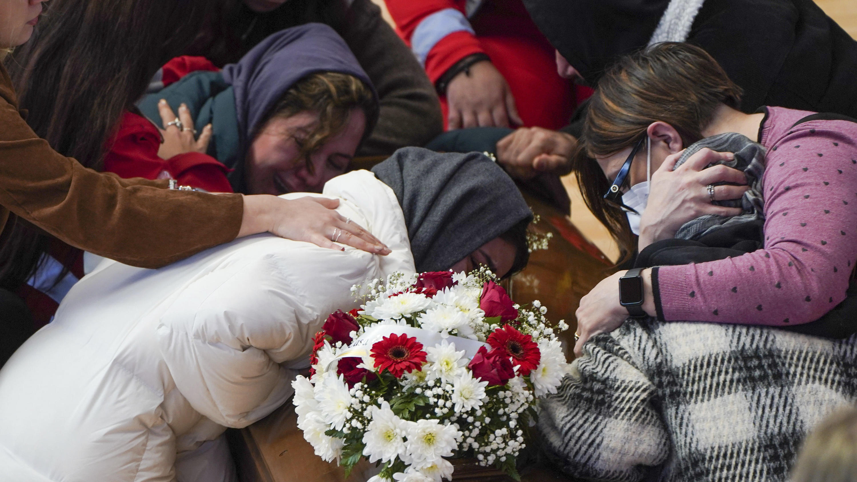 01.03.2023, Italien, Crotone: Angehörige weinen am Sarg eines der Opfer des Schiffsunglücks. Bei einem Bootsunglück vor der italienischen Küste sind über 60 Migranten gestorben und Dutzende werden vermisst. Foto: Antonino Durso/Lapresse/AP +++ dpa-Bi