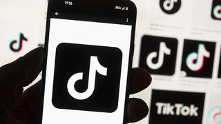 ARCHIV - 14.10.2022, USA, Boston: Das TikTok-Logo ist auf einem Mobiltelefon zu sehen. Der Kurzvideo-Dienst Tiktok wird Daten europäischer Nutzer nach Sicherheitsbedenken hauptsächlich in Europa speichern. (zu dpa «Sorge um Daten: Tiktok richtet mehr Rechenzentren in Europa ein») Foto: Michael Dwyer/AP/dpa +++ dpa-Bildfunk +++