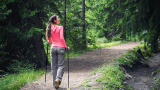 Frau beim Nordic Walking
