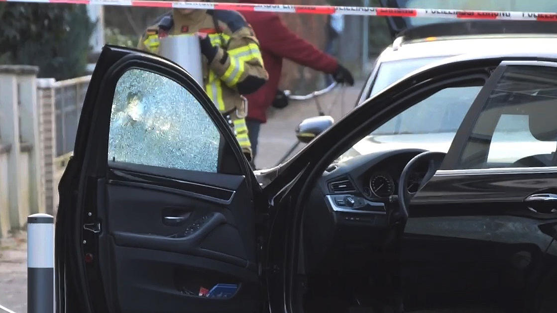 Mann schießt auf Autofahrerin. Die Kugel durchschlägt das Fenster und verletzt sie am Kopf.