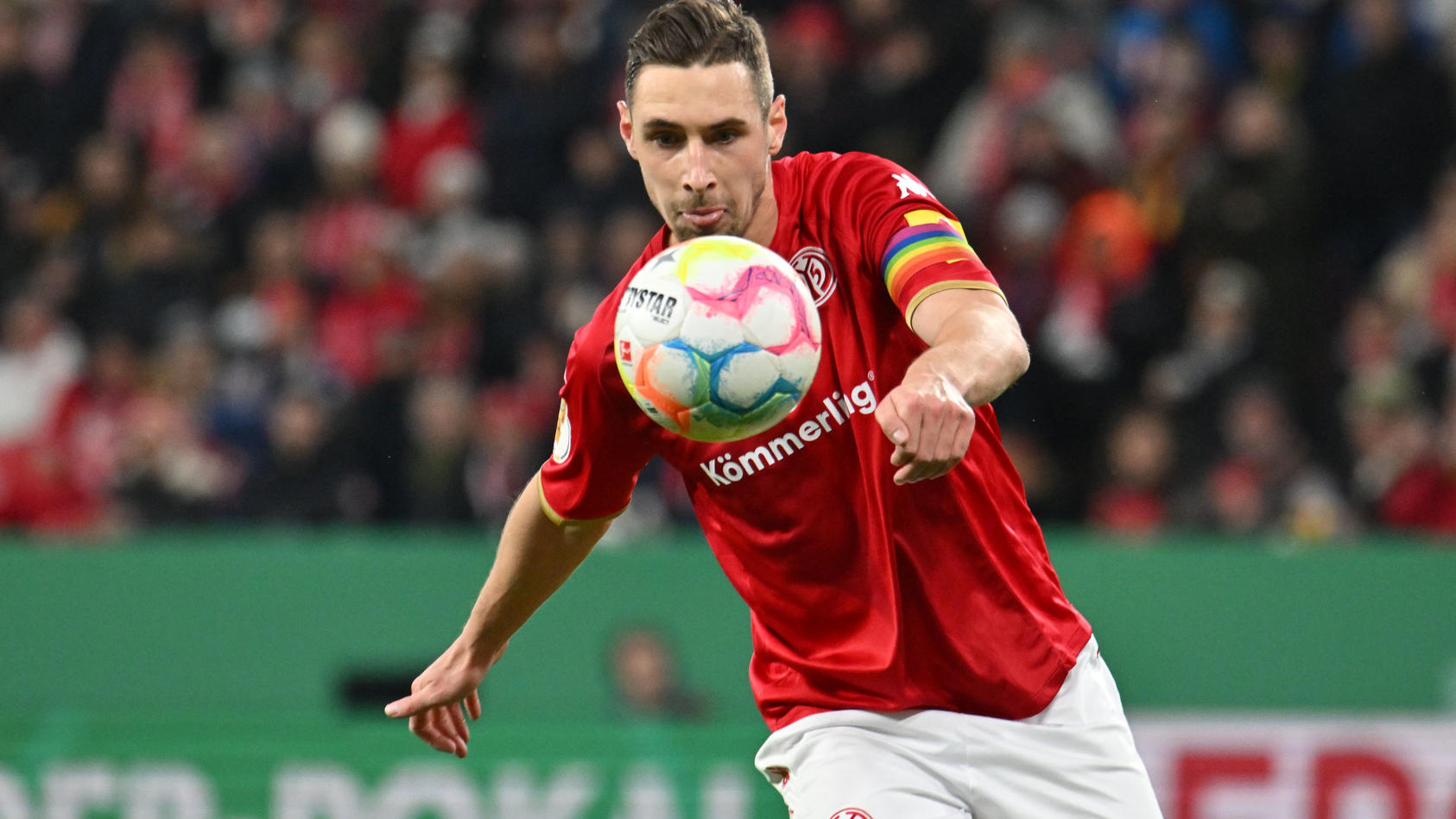 01.02.2023, Rheinland-Pfalz, Mainz: Fußball: DFB-Pokal, FSV Mainz 05 - Bayern München, Achtelfinale in der Mewa Arena, Der Mainzer Dominik Kohr hat den Ball fest im Blick. WICHTIGER HINWEIS: Gemäß den Vorgaben der DFL Deutsche Fußball Liga bzw. des D