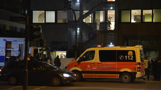 Polizeieinsatz in Hamburg nach mutmasslichem Amoklauf in Hamburg-Alsterdorf. Schwer bewaffnete Polizisten durchsuchen ein GebÃ¤ude das von den Zeugen Jehovas als Gebetshaus KÃ¶nigreichsaal in der StraÃŸe DeelbÃ¶ge genutzt wird. Hamburg, 09.03.2023 Amoklauf in Hamburg forderte mehrere Tote und Verletzte - TÃ¤ter schieÃŸt in Gotteshaus der von Jehovas Zeugen um sich., Hamburg Hamburg Deutschland Alsterdorf *** Police operation in Hamburg after suspected rampage in Hamburg Alsterdorf Heavily armed police officers search a building used by Jehovahs Witnesses as a house of worship Kingdom Hall in the street DeelbÃ¶ge Hamburg, 09 03 2023 rampage in Hamburg claimed several lives and injured perpetrator shoots in house of worship of Jehovahs Witne