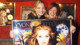 Yvonne Catterfeld mit ihrer damaligen Managerin Veronika Jarzombek im März 2004