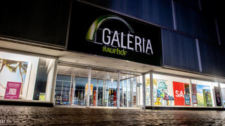 22.02.2023, Niedersachsen, Oldenburg: Ein Logo hängt an einer Filiale von Galeria Karstadt Kaufhof in der Innenstadt. Bei der insolventen Kaufhauskette startet die zweite Runde der bundesweiten Tarifverhandlungen, die von der Gewerkschaft Verdi geführt werden. Foto: Hauke-Christian Dittrich/dpa +++ dpa-Bildfunk +++
