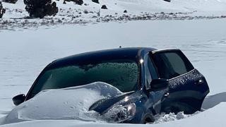 In diesem Auto blieb der Rentner (81) im Schnee stecken.