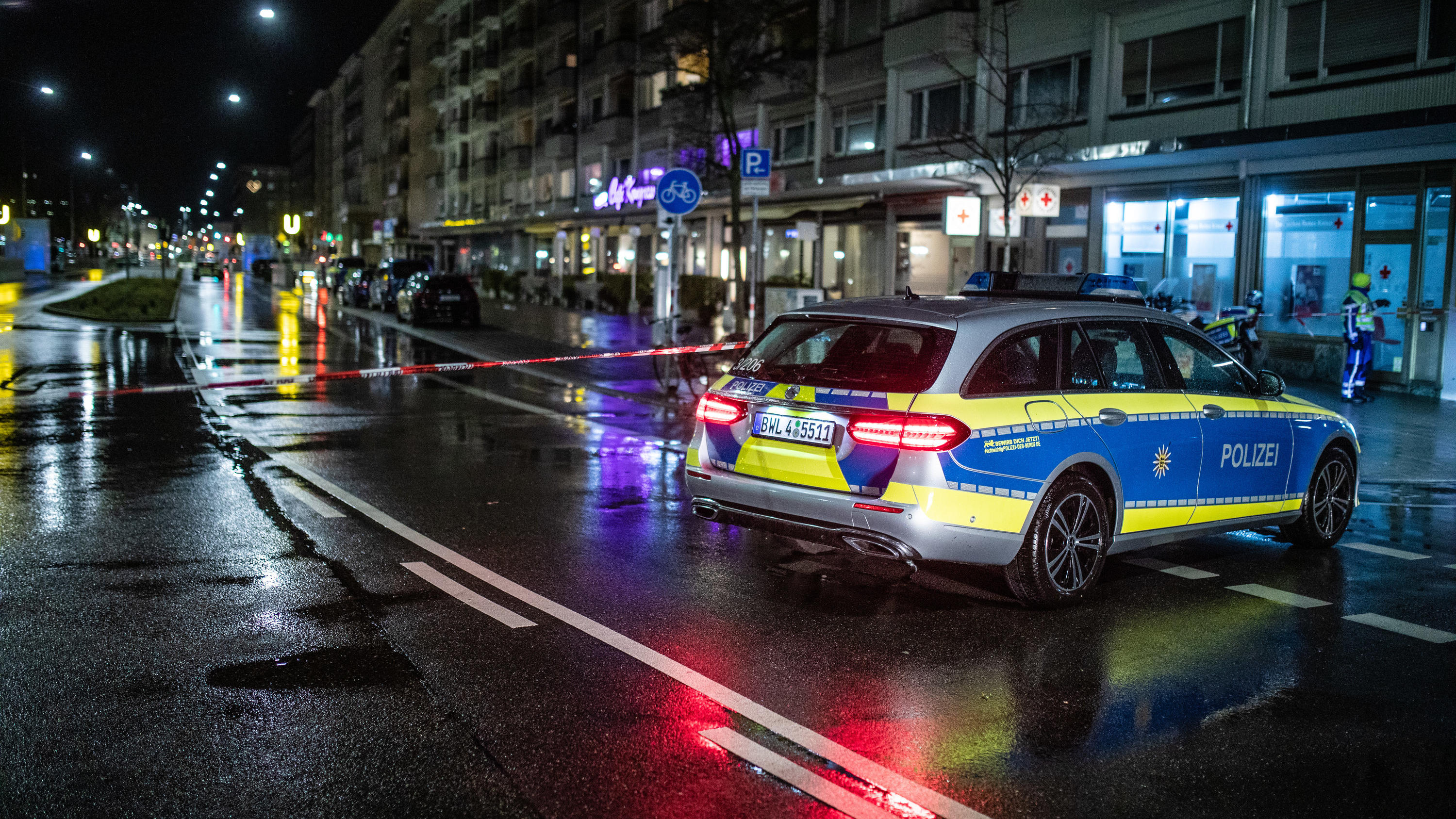 10.03.2023, Baden-Württemberg, Karlsruhe: Ein Einsatzwagen der Polizei steht an einer Polizeiabsperrung. In einer Apotheke war es zu einer mutmaßlichen Geiselnahme gekommen. Foto: Christoph Schmidt/dpa +++ dpa-Bildfunk +++