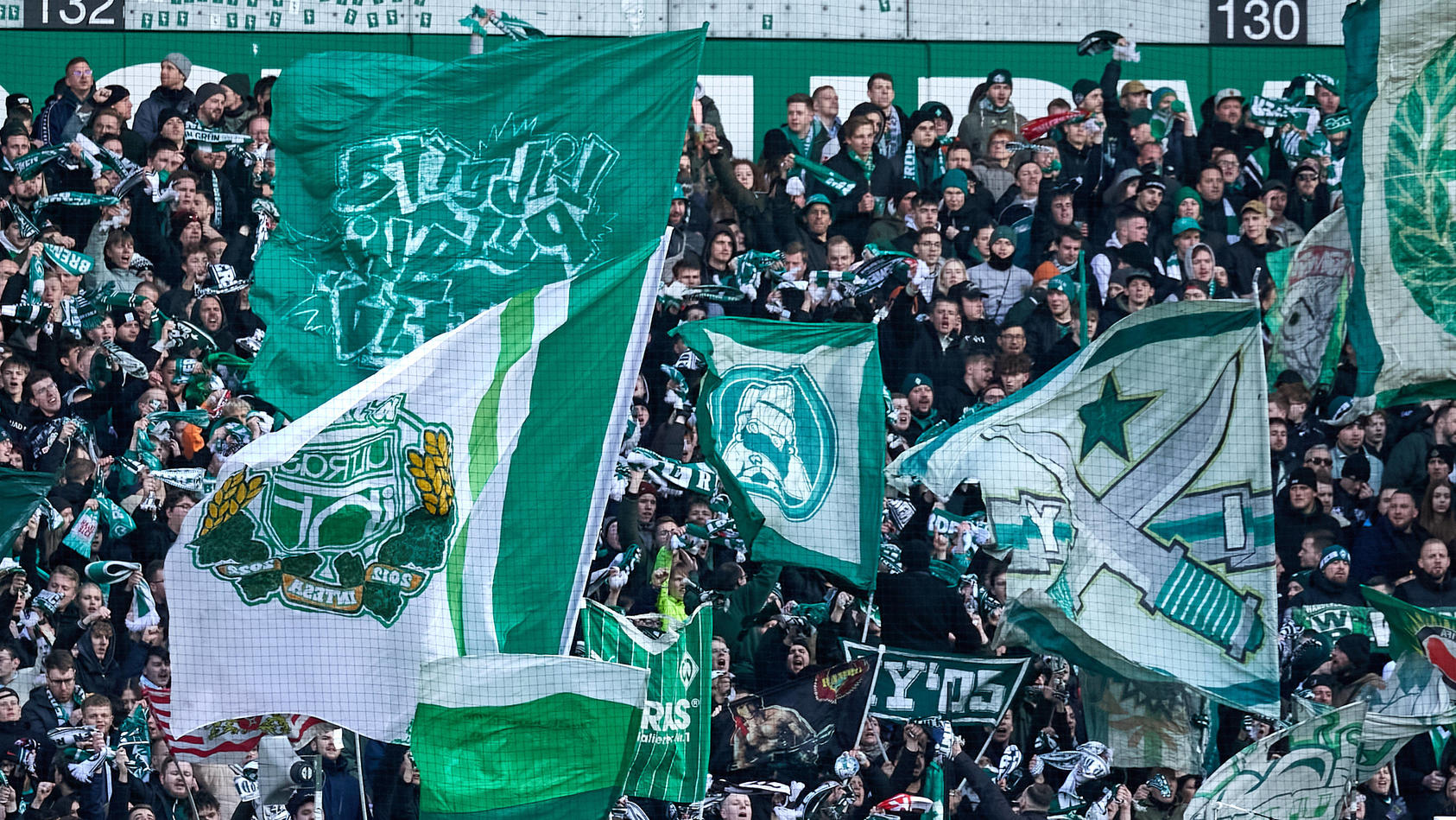 Die Werder Bremen Fans feiern nach dem dritten Tor fuer Bremen. SV Werder Bremen vs. VFL Bochum, 1. Bundesliga, Weserstadion, Bremen, Spielzeit 2022/2023, 22.Spieltag, 25.02.2023 DFL REGULATIONS PROHIBIT ANY USE OF PHOTOGRAPHS AS IMAGE SEQUENCES AND/