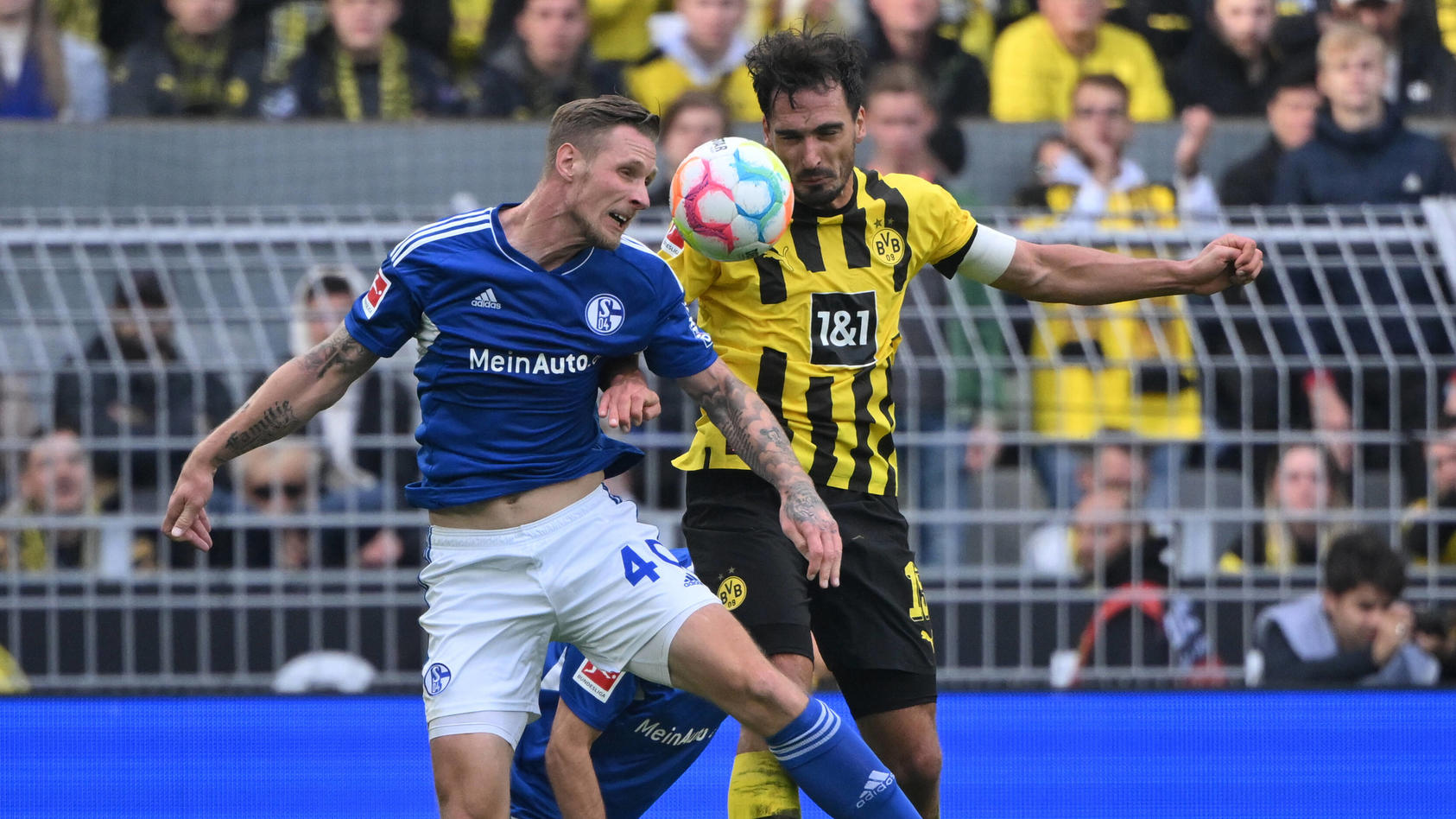 Borussia Dortmund spielt gegen den FC Schalke 04 im Revierderby in der Fußball-Bundesliga.