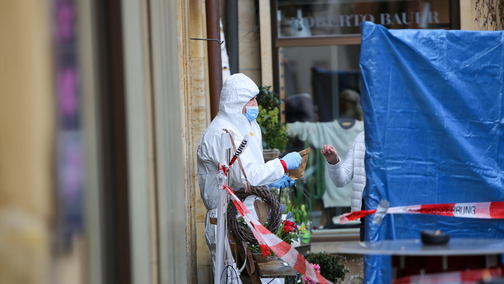 11.03.2023, Bayern, Lichtenfels: Die Spurensicherung arbeitet am Tatort, nachdem eine Mitarbeiterin in einem Blumenladen getötet worden ist. 