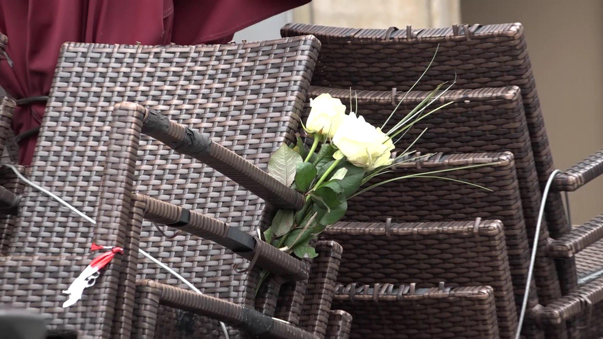 Die bayrische Gemeinde Lichtenfels ist von der Tat tief erschüttert. Menschen haben weiße Rosen vor den Blumenladen hinterlassen - in Andenken an die getötete Floristin.