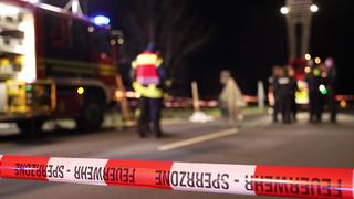 Ermittler nehmen den Tatort in Niederkassel (NRW) ins Visier. Im Hintergrund: Die Stelle am Fußgängerweg, unter der eine Leiche gefunden wurde.