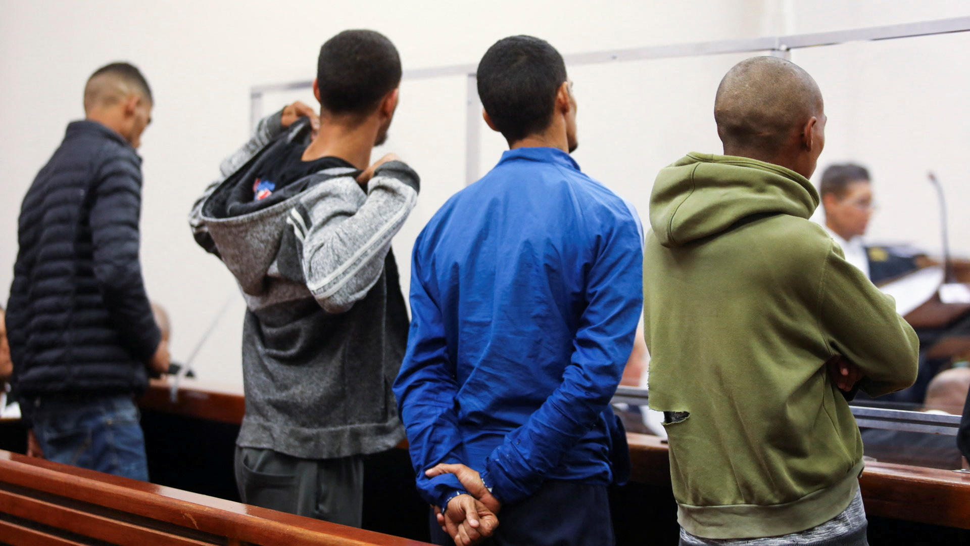 Fünf Männer stehen in Kapstadt vor Gericht. Das Foto zeigt vier von ihnen von hinten. Die Männer sollen in das Verschwinden von Nick Frischke verstrickt sein.