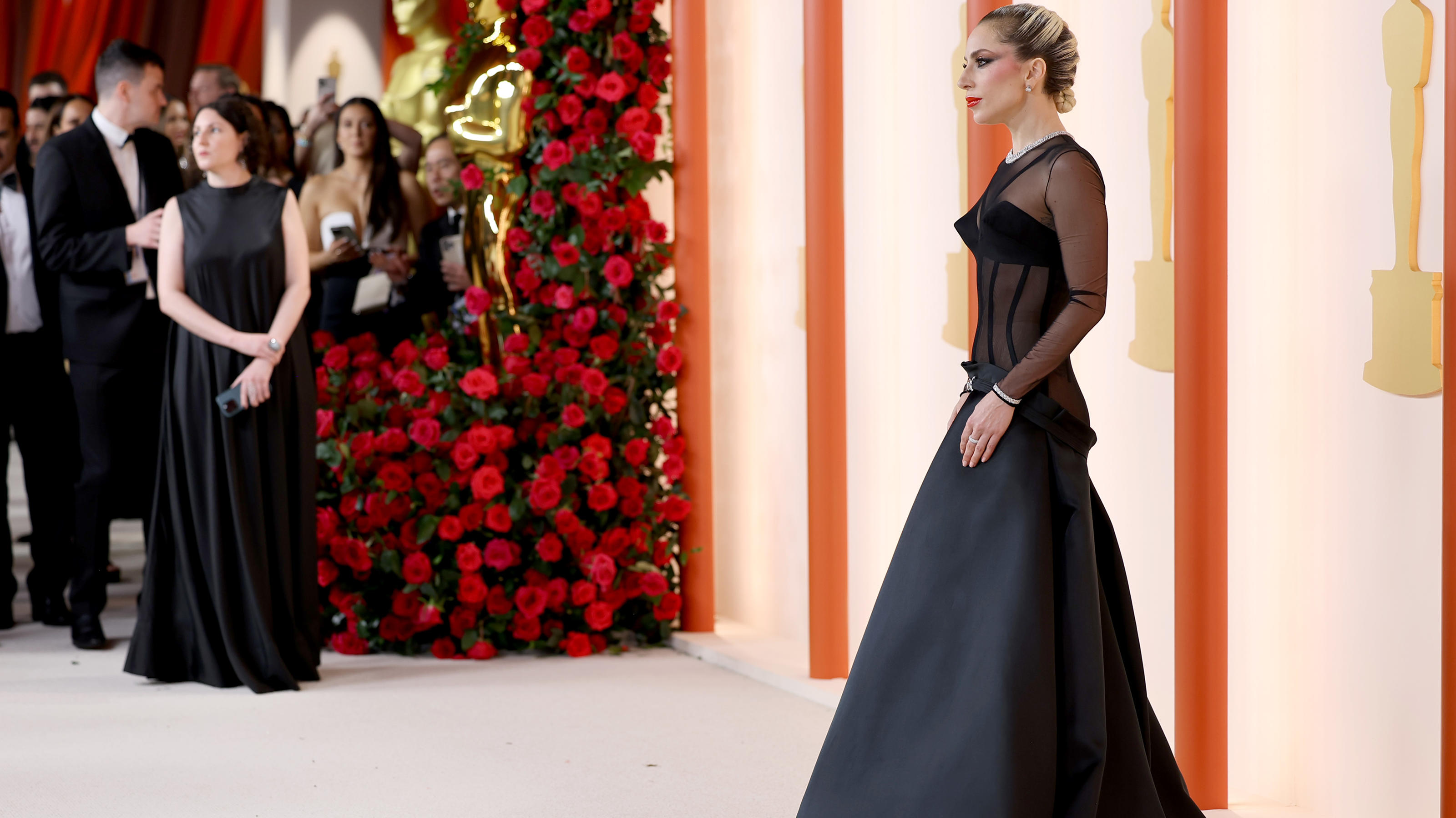 Lady Gaga posiert auf dem roten Teppich der Oscar-Verleihung für die Fotografen