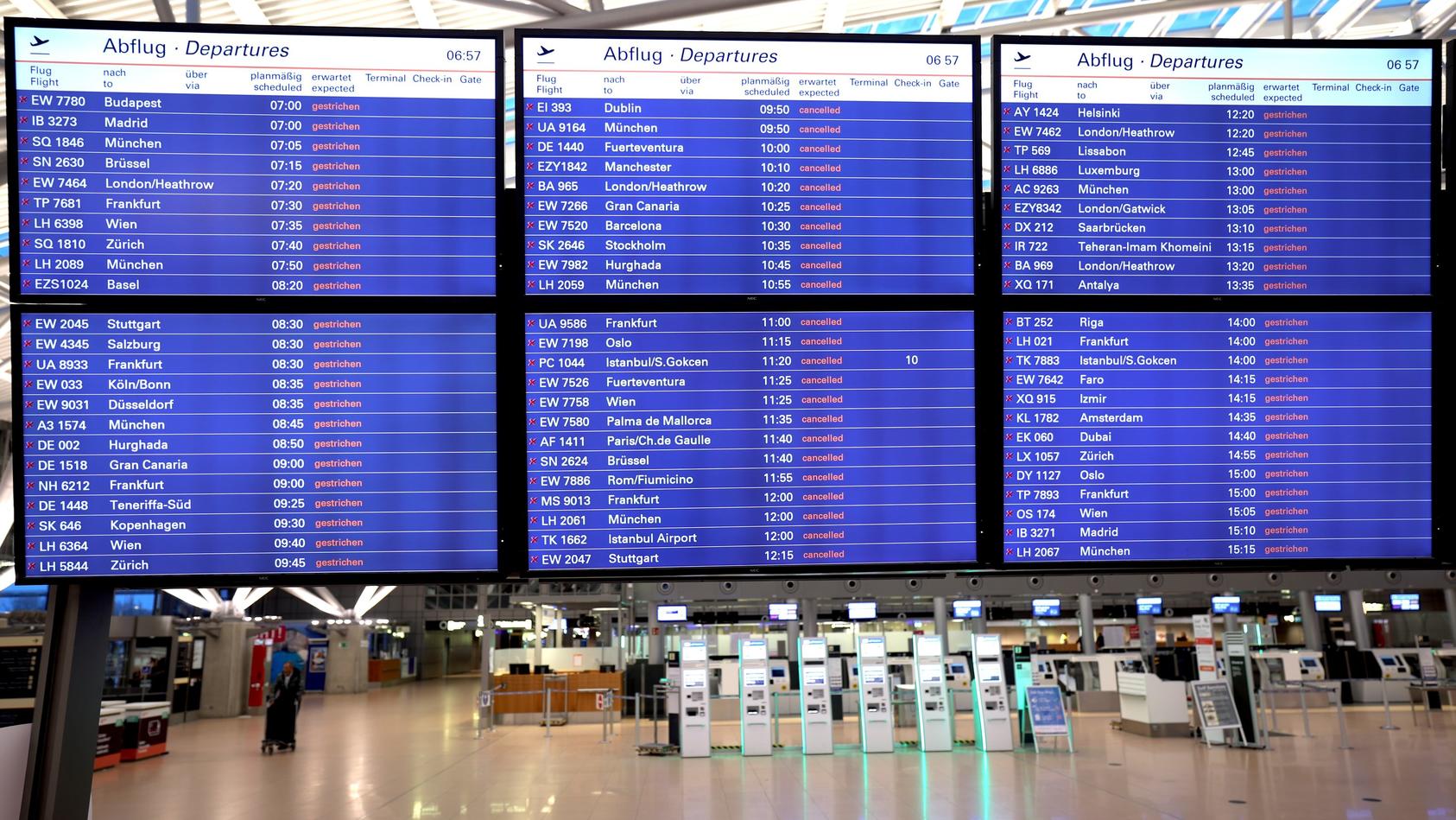 Gestrichen - Wegen Warnstreiks in den Sicherheitskontrollen bleiben heute viele Maschinen im Norden am Boden, wie hier an Terminal 1 im Hamburger Flughafen.